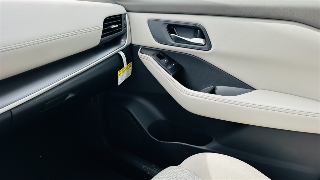 2025 Nissan Rogue SV photo 22
