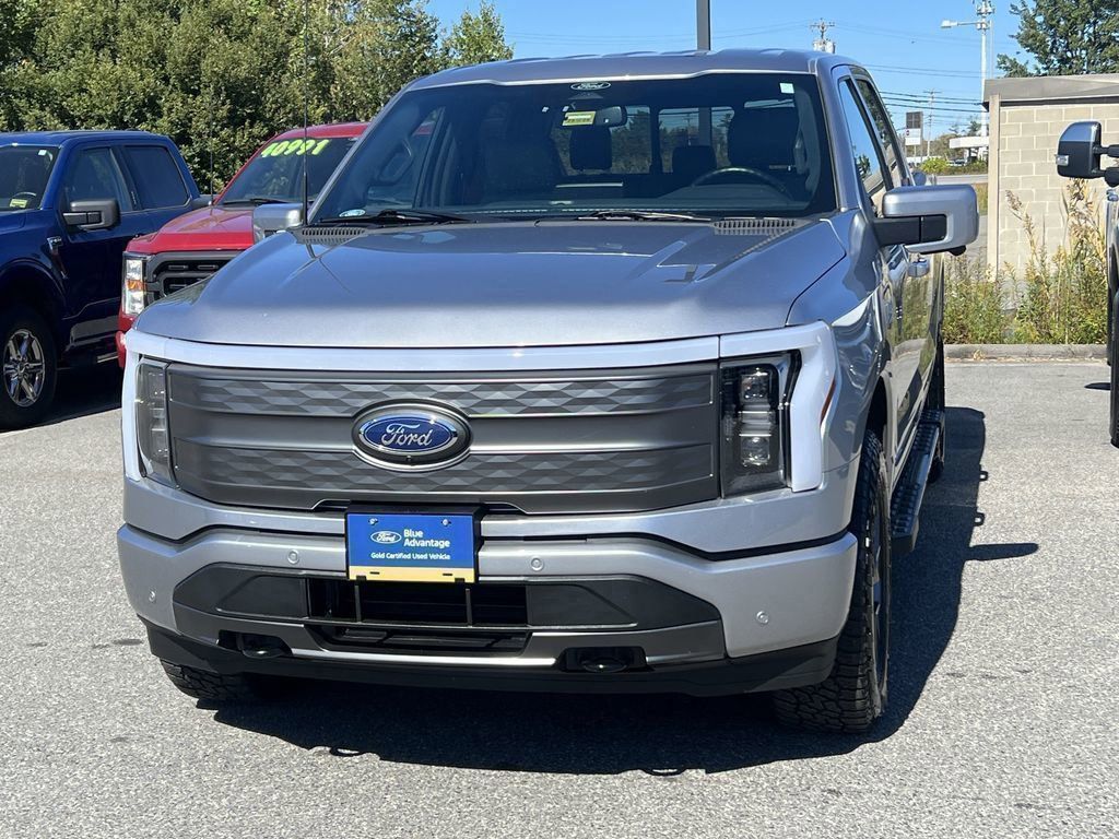 2022 Ford F-150 Lightning Lariat photo 2