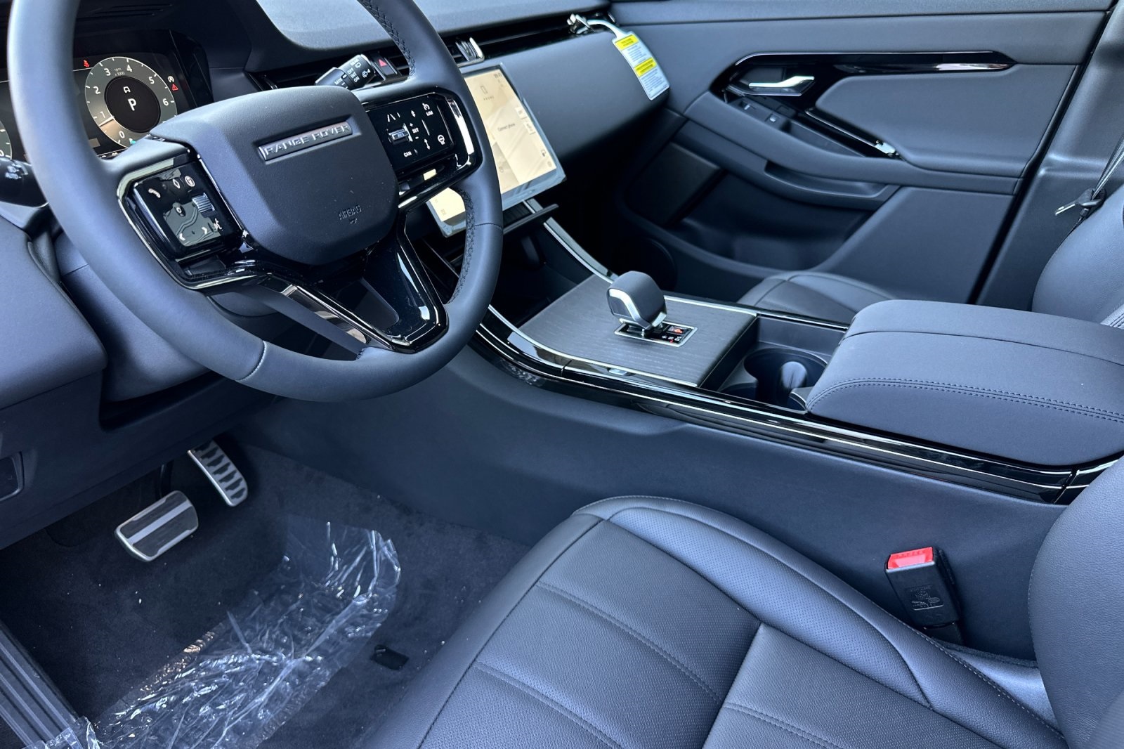 2026 Land Rover Range Rover Evoque Dynamic SE photo 8