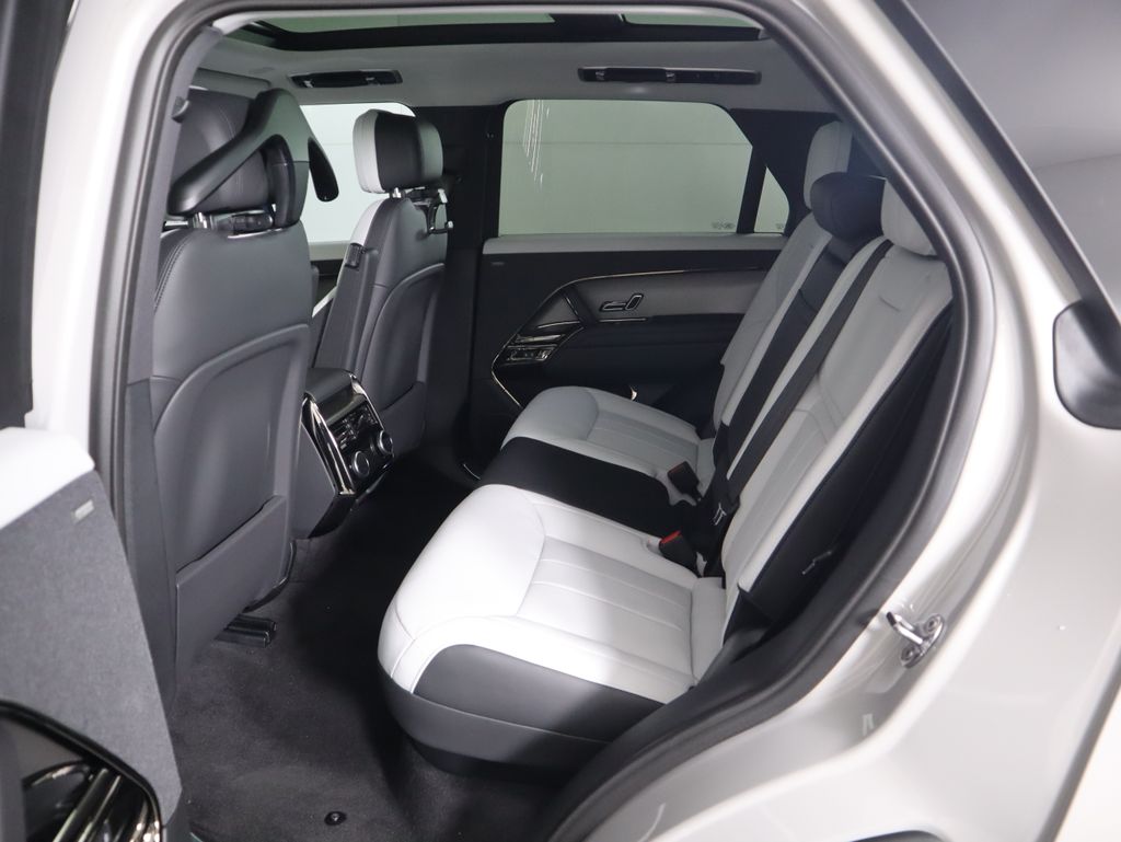 2025 Land Rover Range Rover Sport SE photo 18