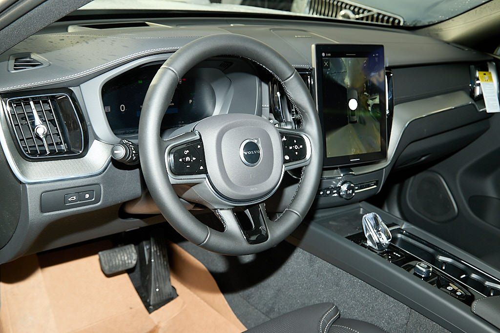 2026 VOLVO XC60 - Image 12
