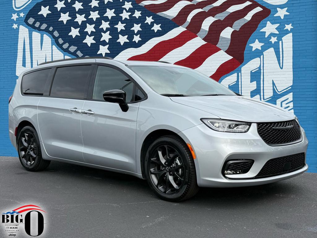 2026 Chrysler Pacifica Limited's photo