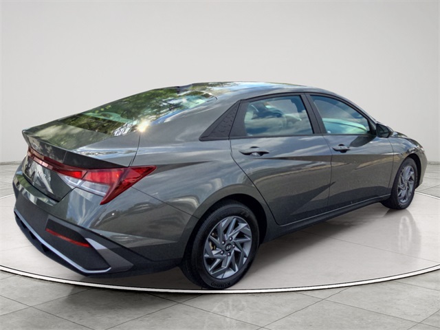 2024 Hyundai Elantra SEL photo 5