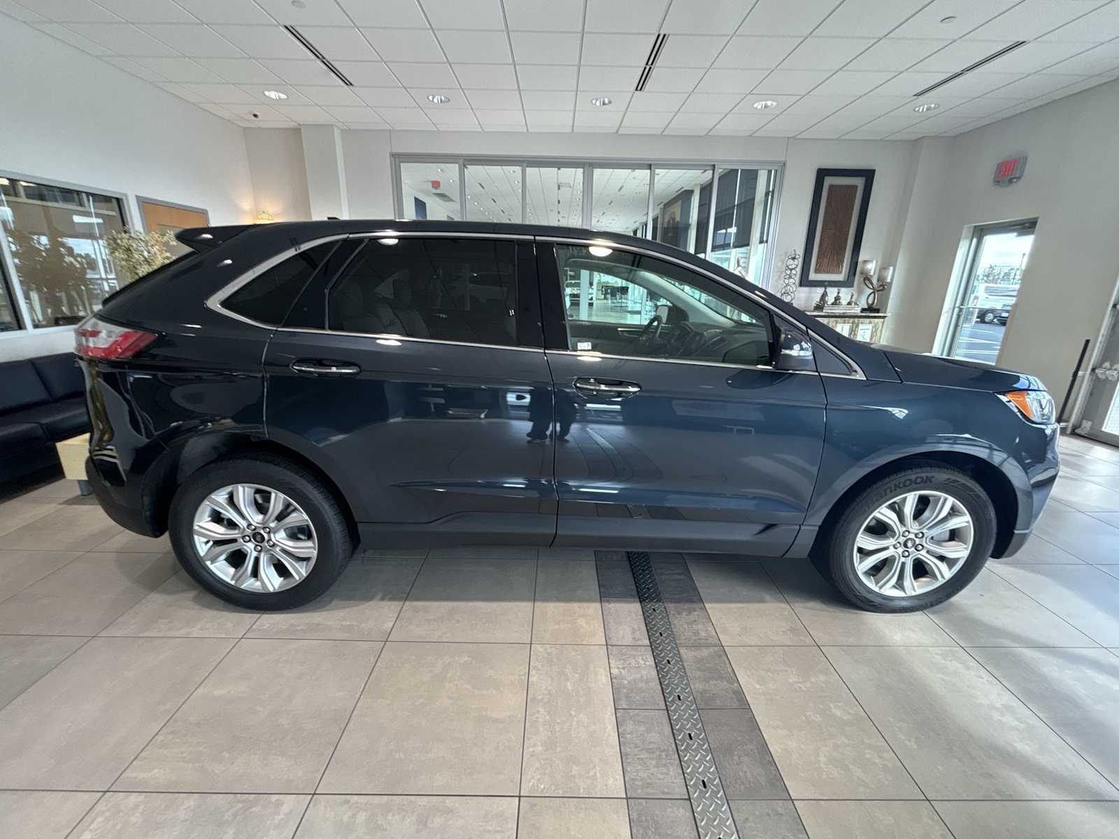 2024 Ford Edge Titanium photo 2