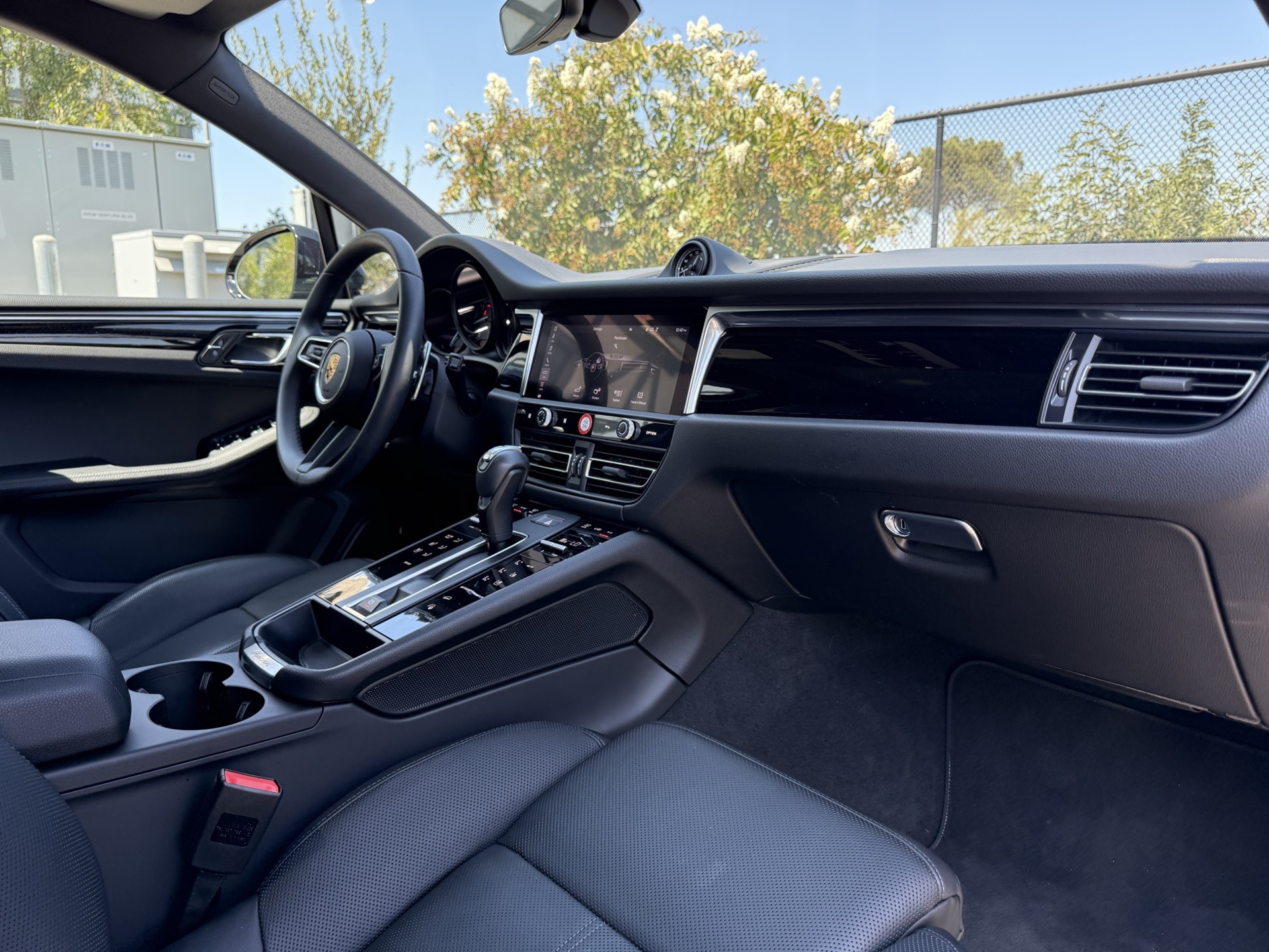 2025 Porsche Macan T photo 22