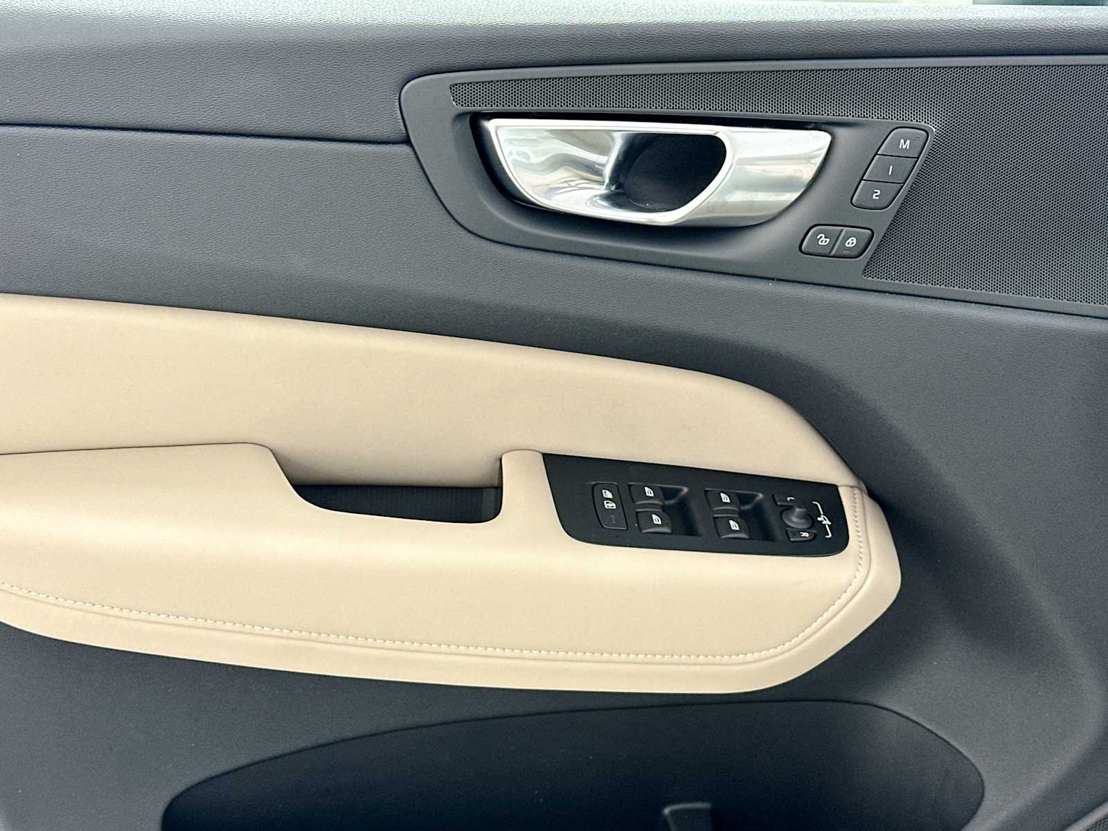 2026 Volvo XC60 B5 Plus photo 17