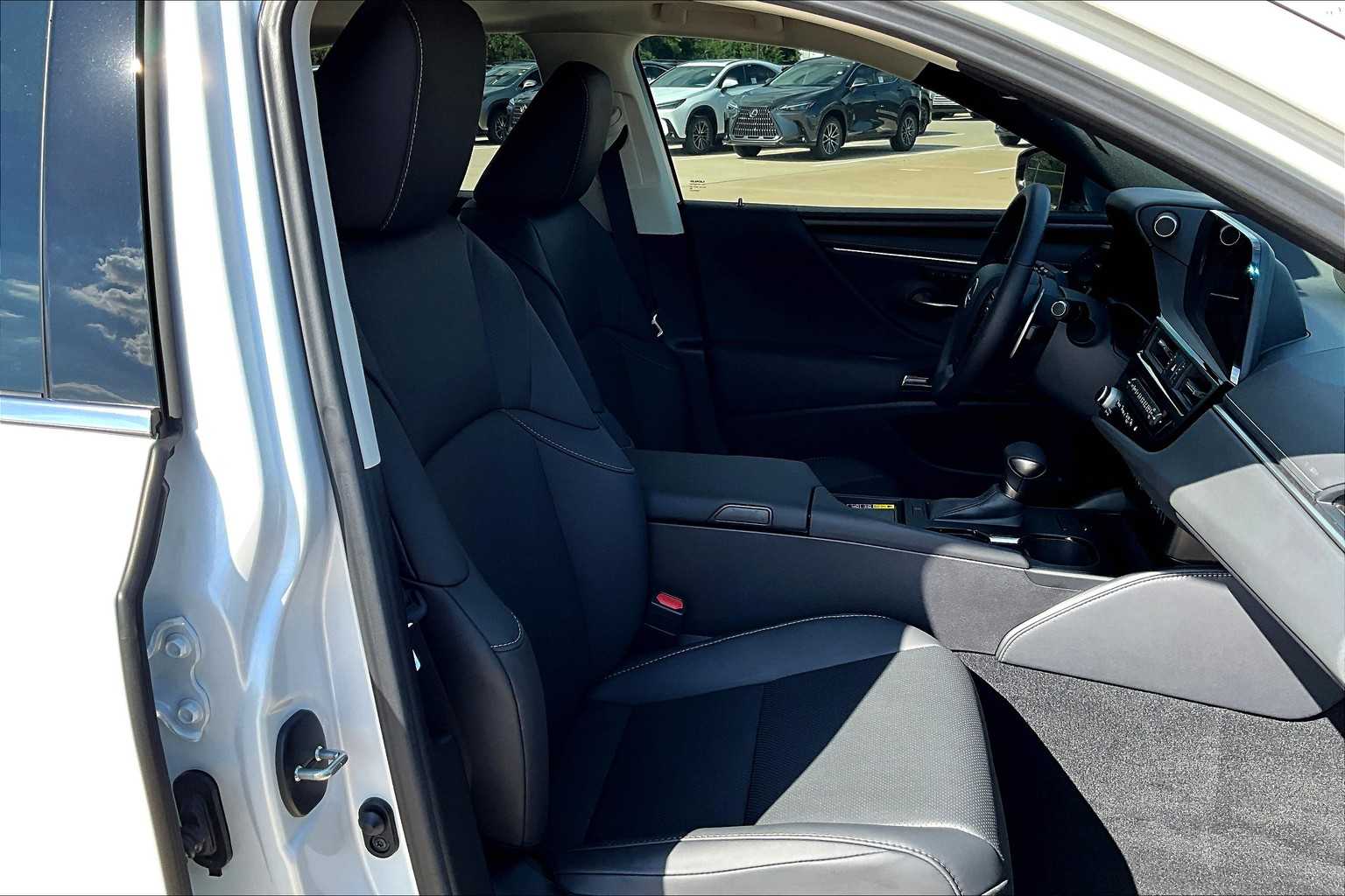 2025 Lexus ES 350 photo 8