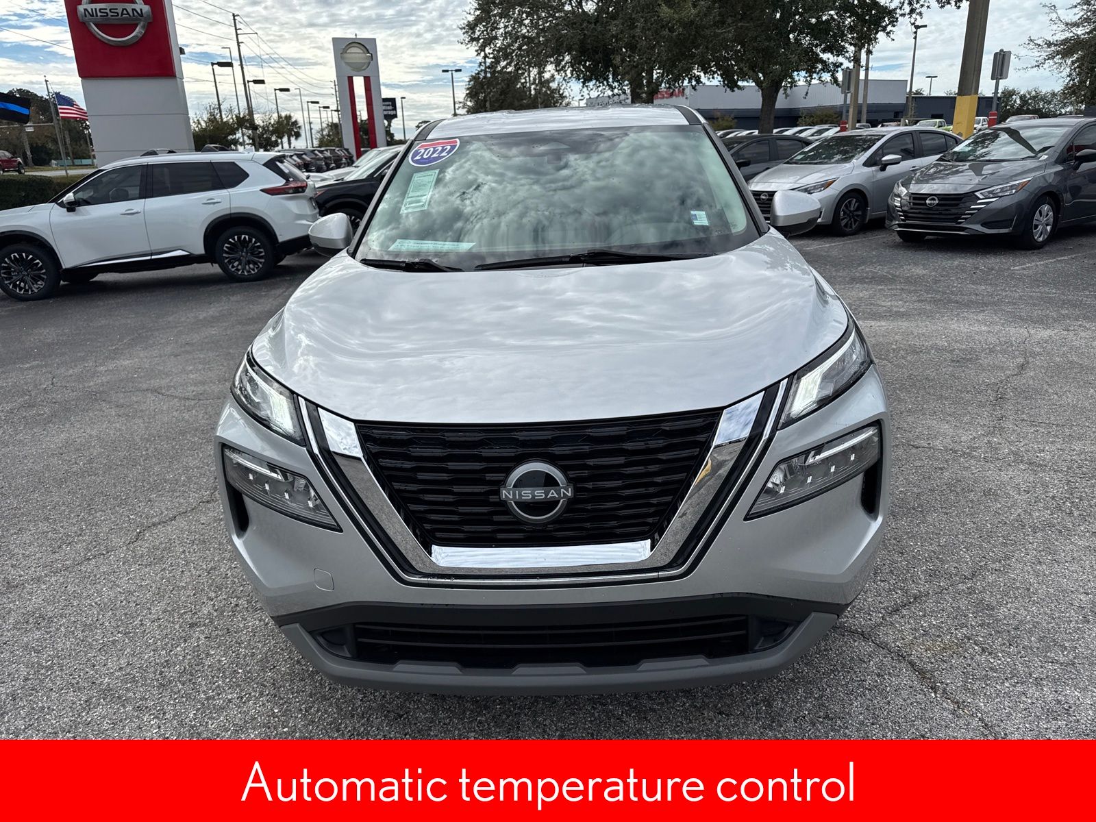 2022 Nissan Rogue SV photo 2