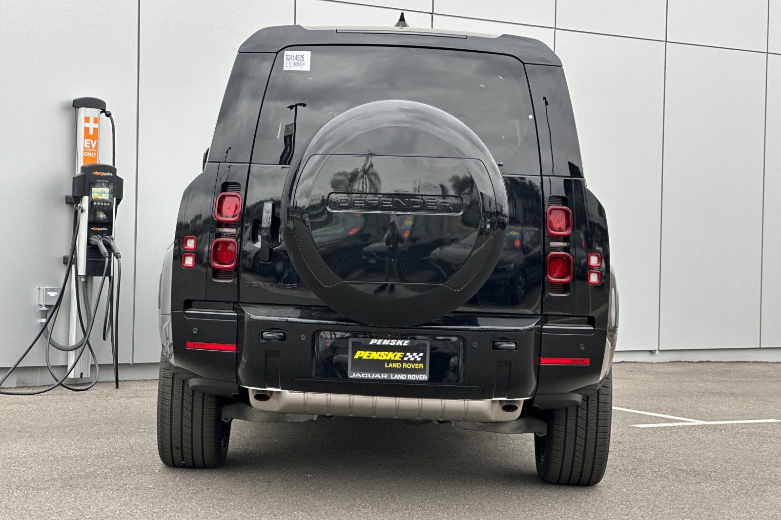 2025 Land Rover Defender 130 X-Dynamic SE photo 4