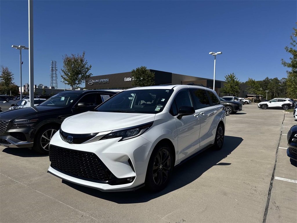 2022 Toyota Sienna XSE's photo