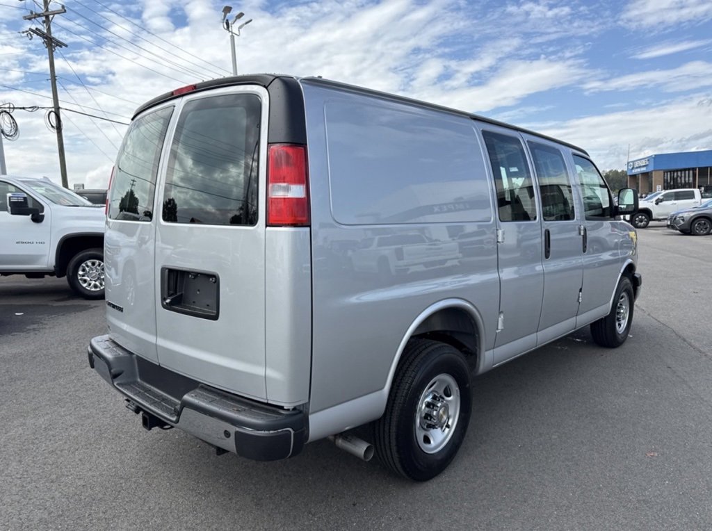 2025 Chevrolet Express 2500 Work Van photo 4