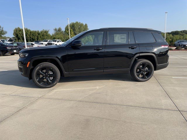 2025 Jeep Grand Cherokee Limited photo 2