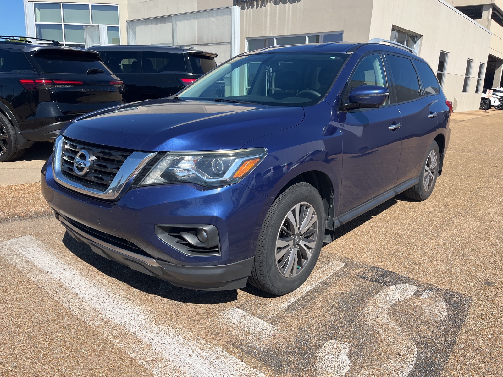 2017 Nissan Pathfinder SL photo 2
