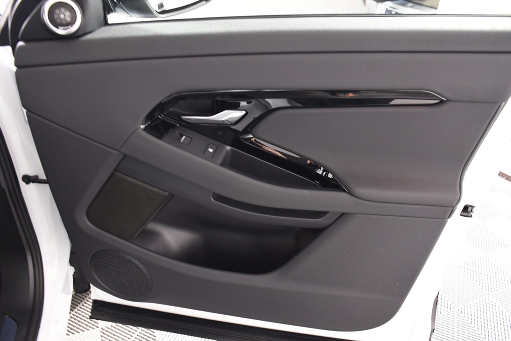 2026 Land Rover Range Rover Evoque Dynamic SE photo 18