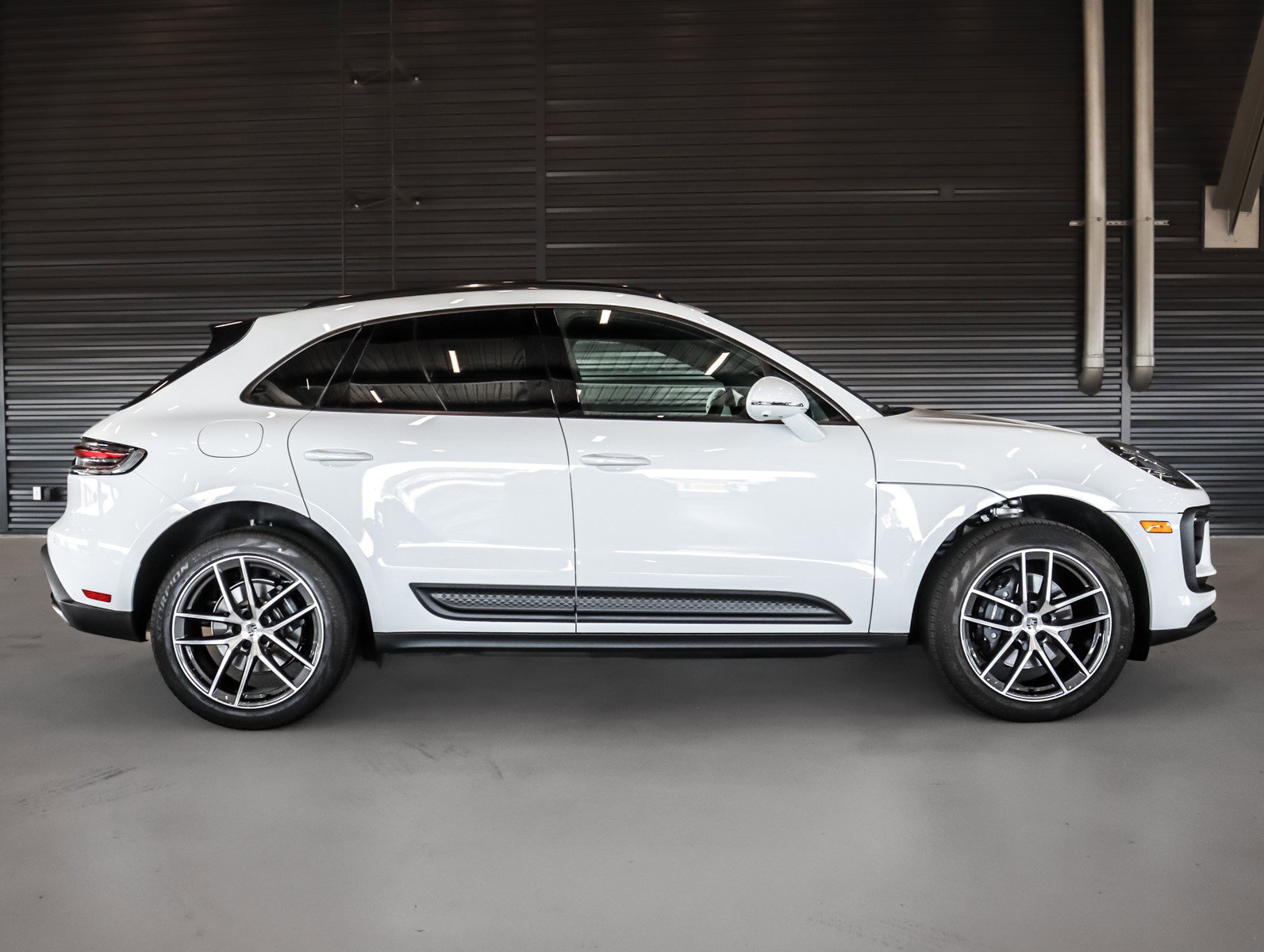 2025 Porsche Macan T photo 11