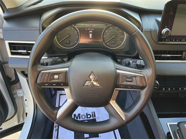 2023 Mitsubishi Outlander ES photo 13