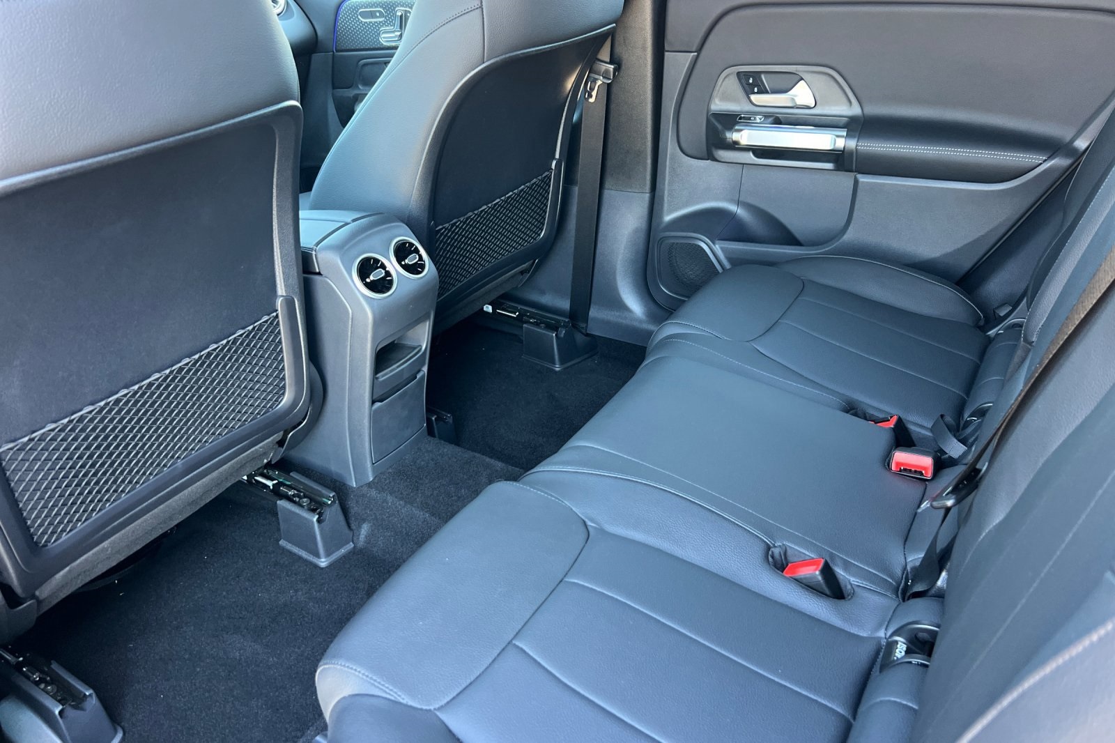 2025 Mercedes Benz GLB 250 4MATIC photo 4