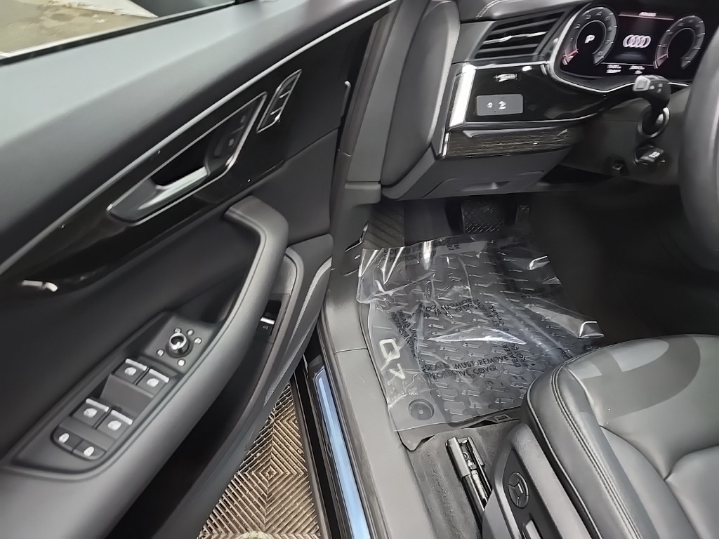 2023 Audi Q7 55 Premium photo 26