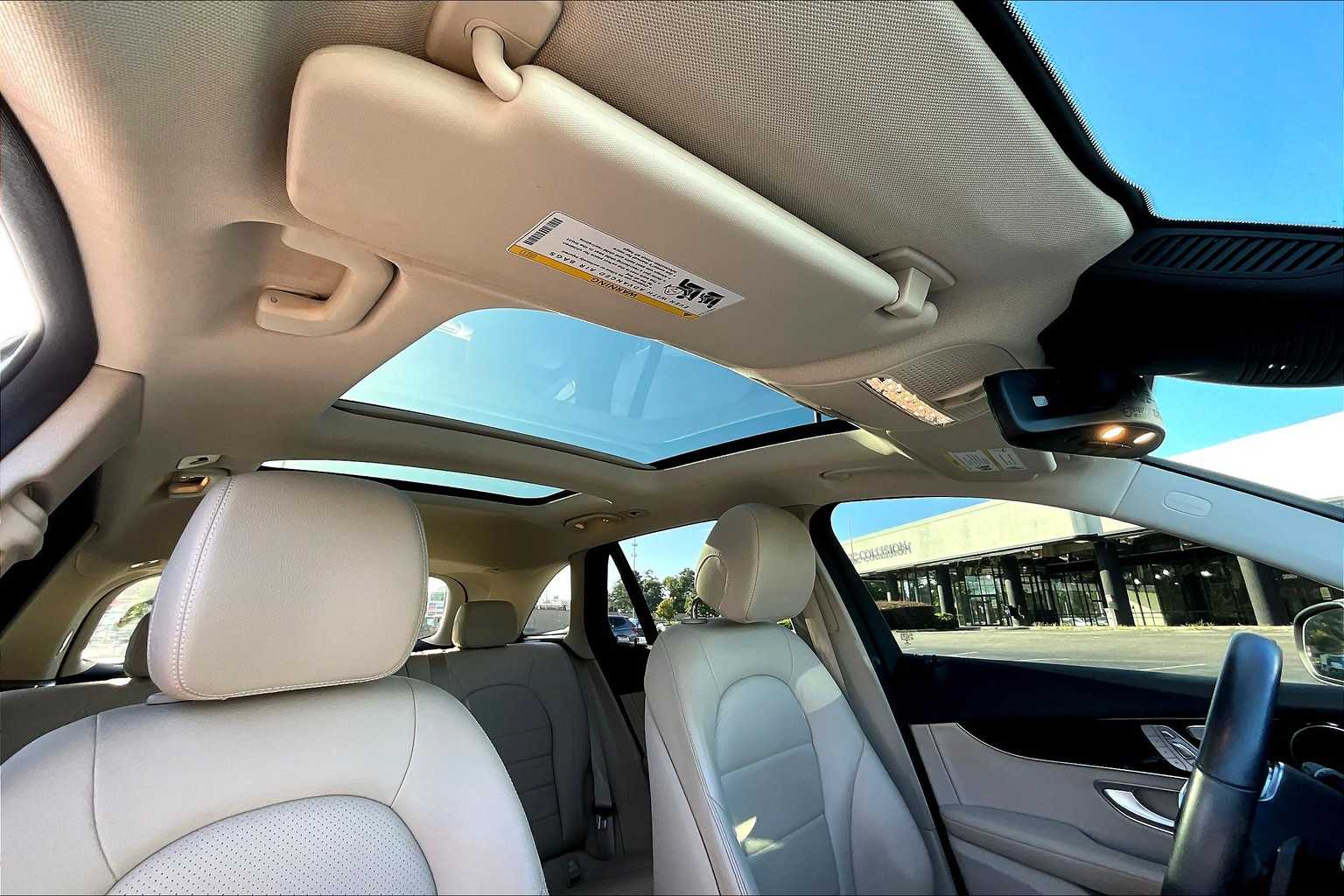 2022 Mercedes Benz GLC 300 photo 12