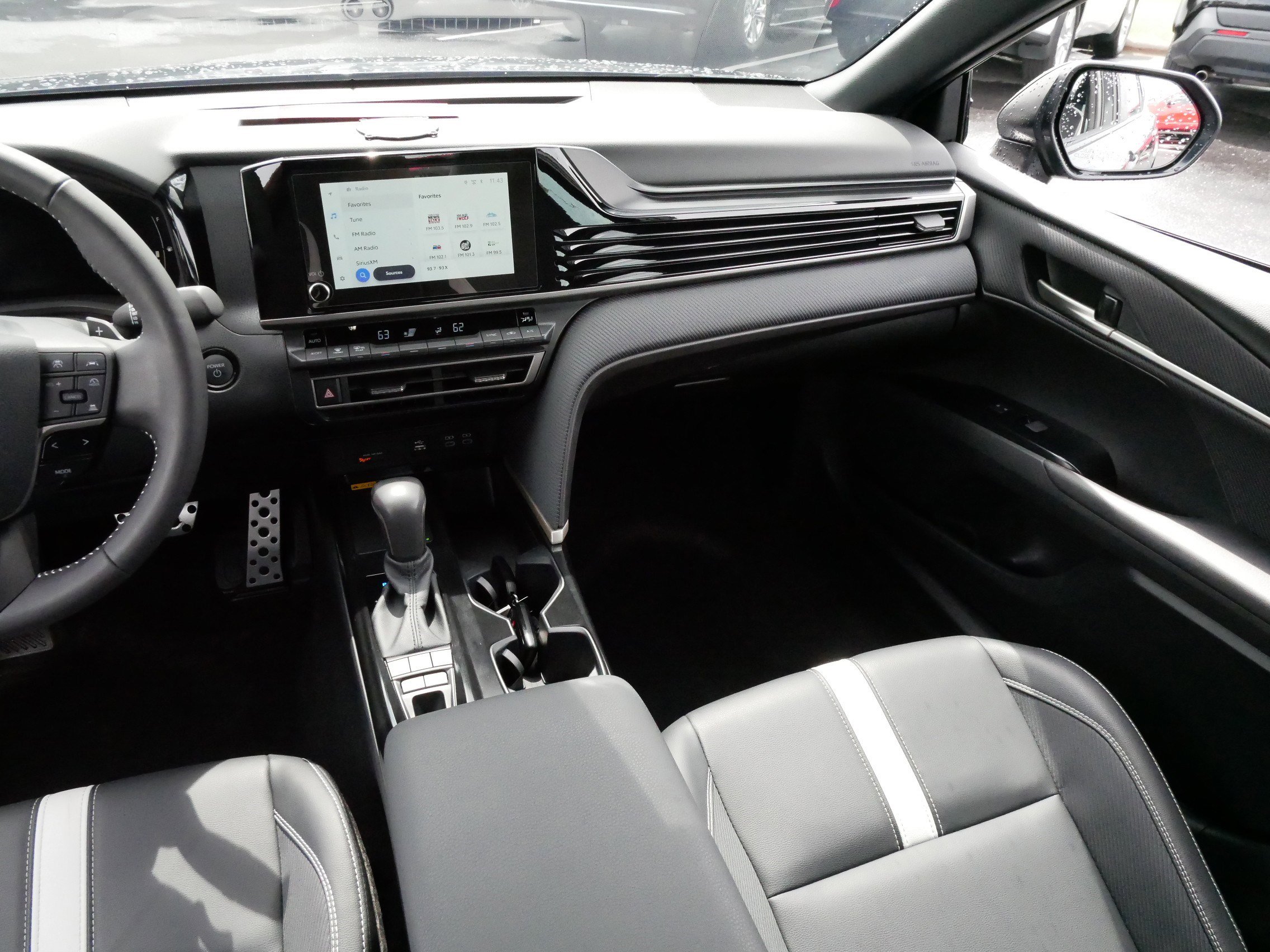 2025 Toyota Camry SE photo 11