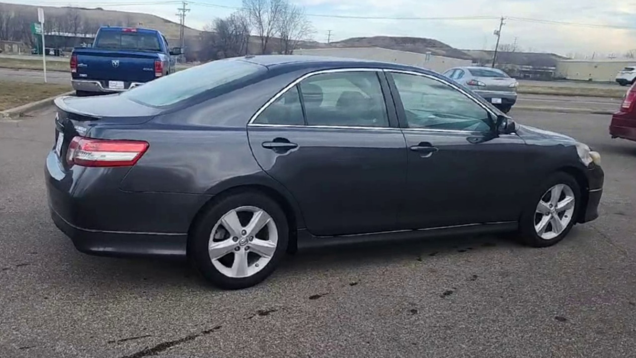2010 Toyota Camry SE photo 3