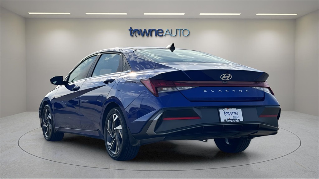 2024 Hyundai Elantra SEL Convenience photo 3