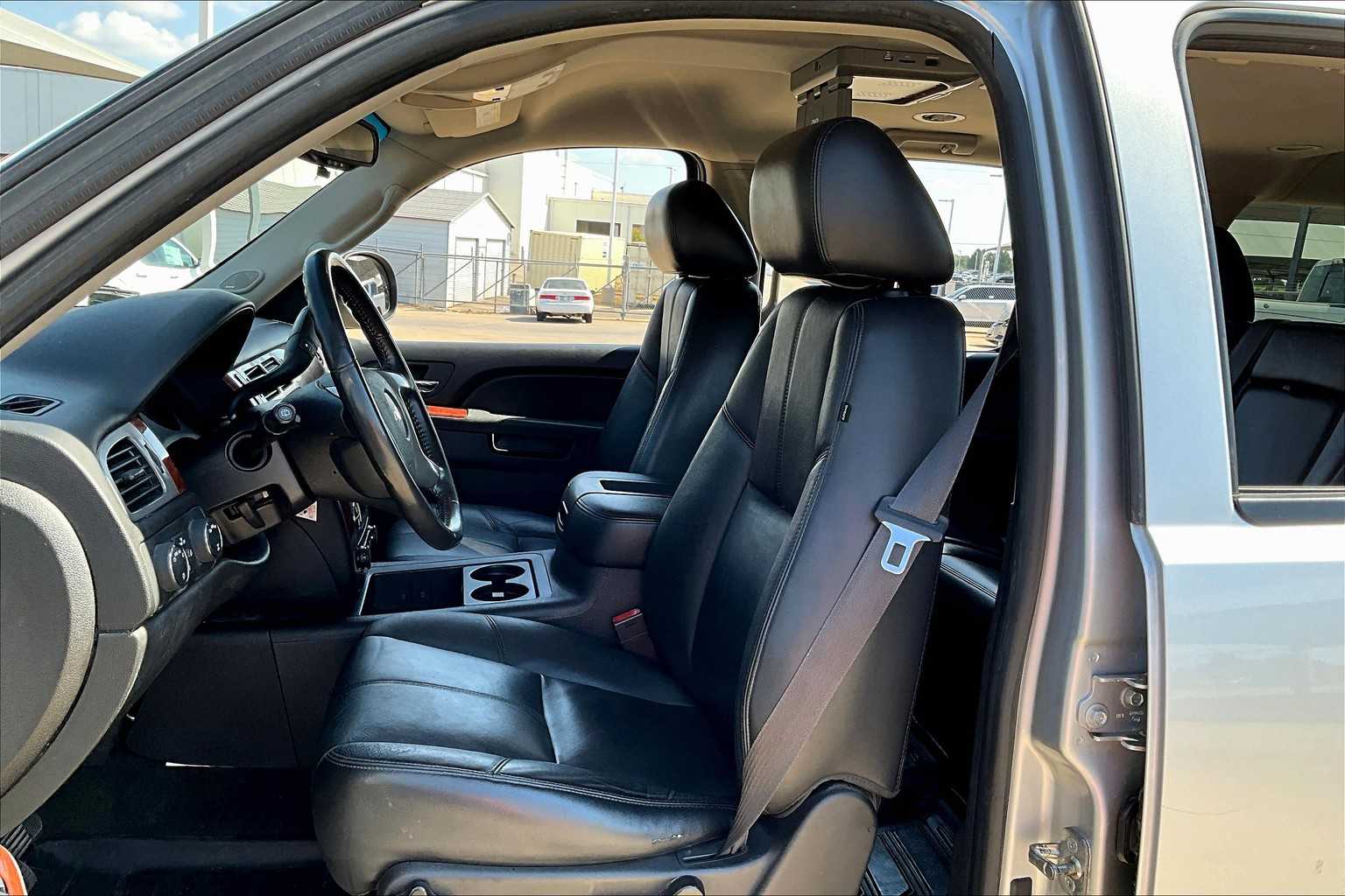 2012 Chevrolet Suburban LT photo 7