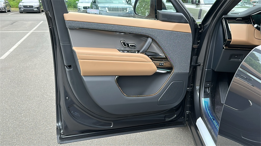 2025 Land Rover Range Rover Sport SE photo 6