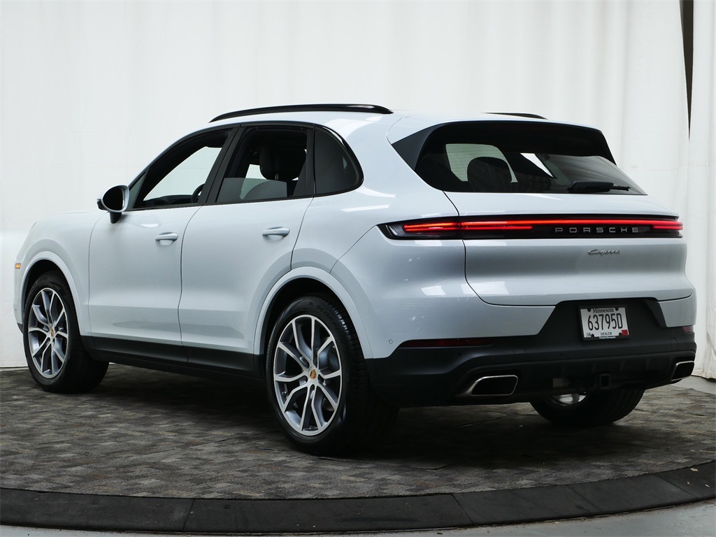 2025 Porsche Cayenne photo 3