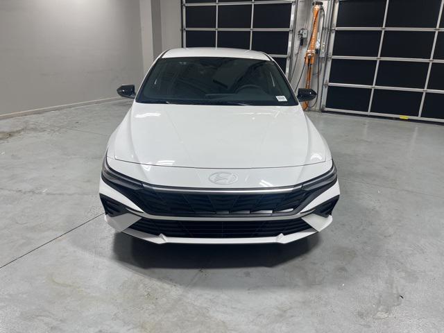 2025 Hyundai Elantra SEL Sport photo 2