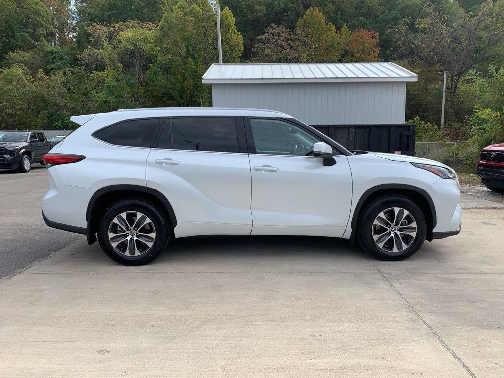 2022 Toyota Highlander XLE photo 2