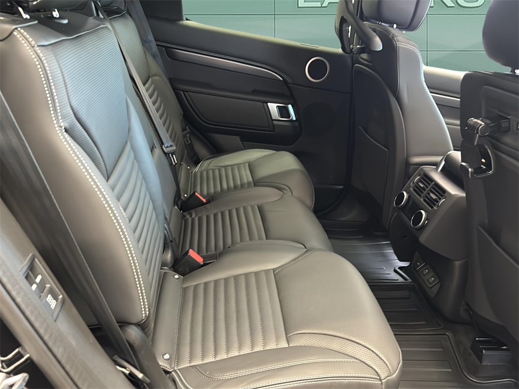2025 Land Rover Discovery Metropolitan Edition photo 12