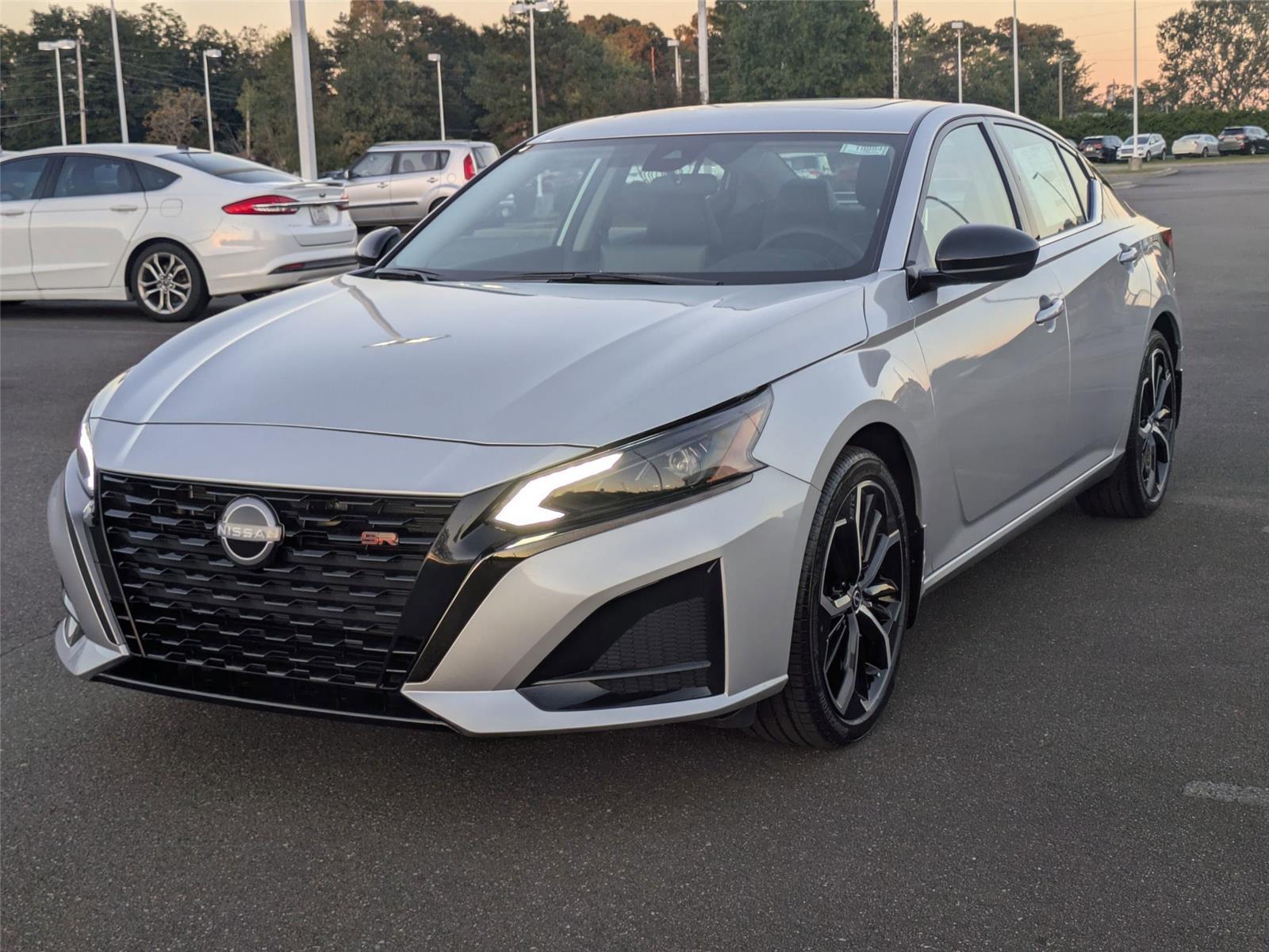 2025 Nissan Altima SR's photo