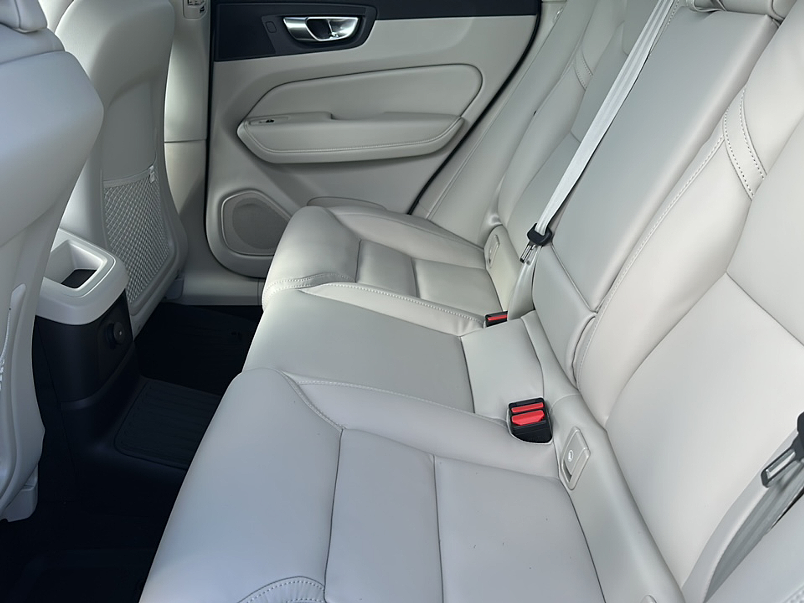2026 Volvo XC60 T8 photo 6