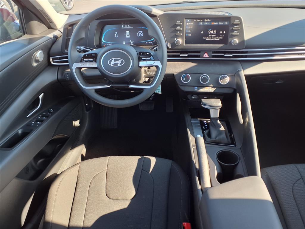 2025 Hyundai Elantra SE photo 3