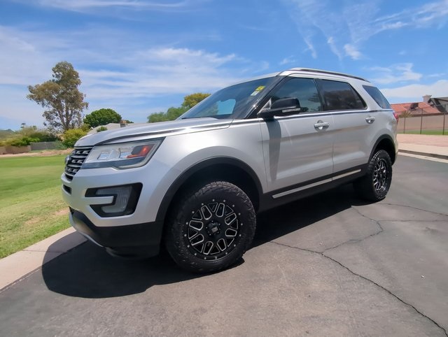 2017 Ford Explorer XLT photo 2