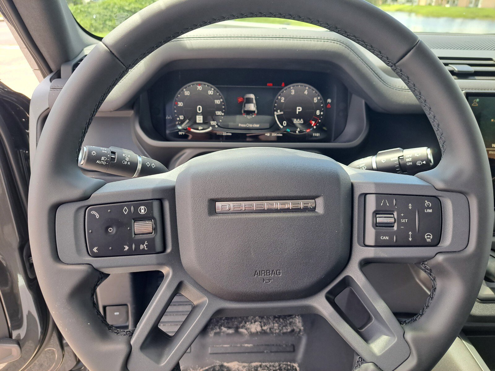 2025 Land Rover Defender SE photo 12
