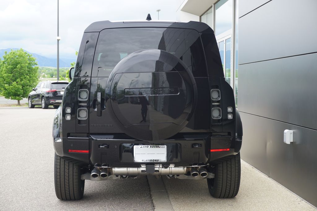 2025 Land Rover Defender 110 V8 photo 6