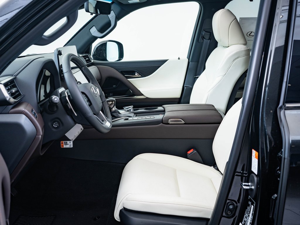 2025 Lexus LX 600 Luxury photo 4