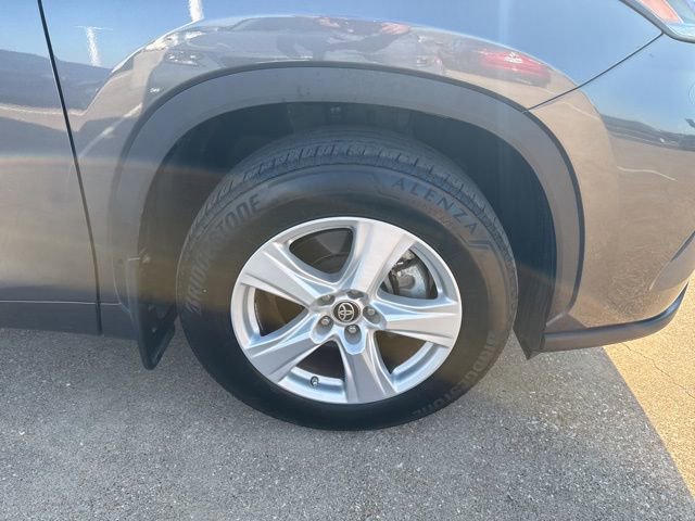 2024 Toyota Highlander LE photo 3