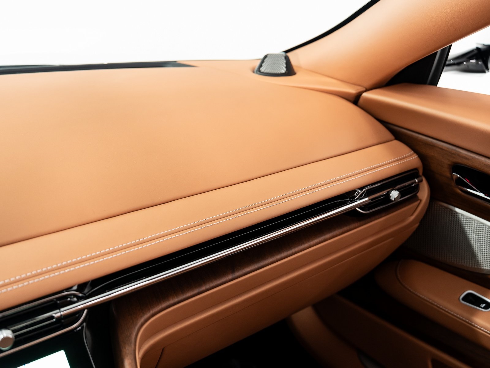 2025 Aston Martin DB12 photo 34