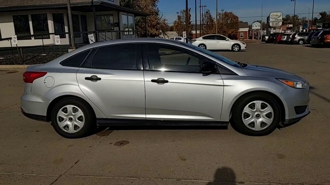 2017 Ford Focus Sedan photo 2