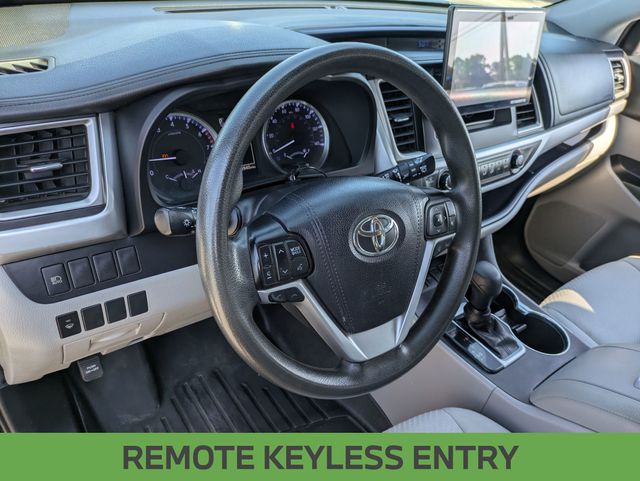 2019 Toyota Highlander LE photo 11