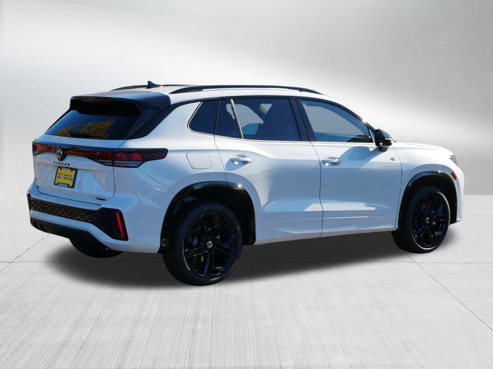 2026 Volkswagen Tiguan SE R-Line Black photo 4