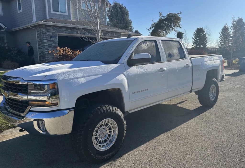 2018 Chevrolet Silverado 1500 LT photo 2