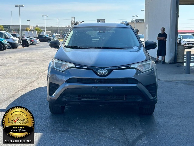 2017 Toyota RAV4 LE photo 3