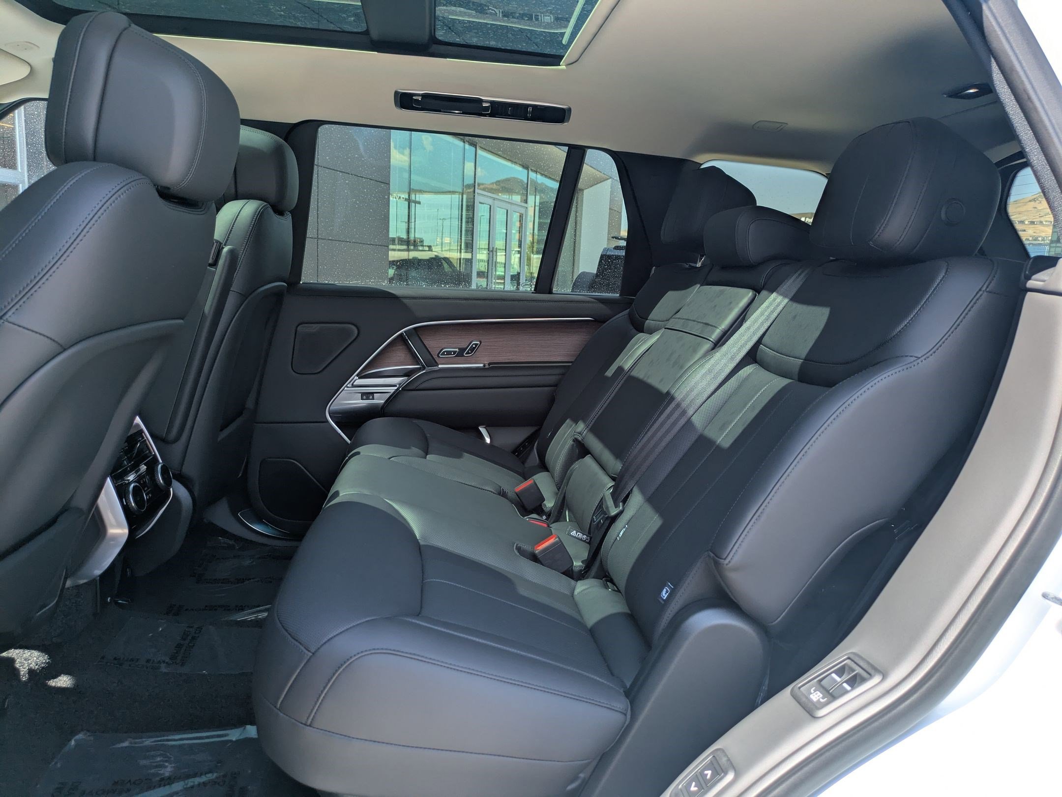2025 Land Rover Range Rover SE photo 12