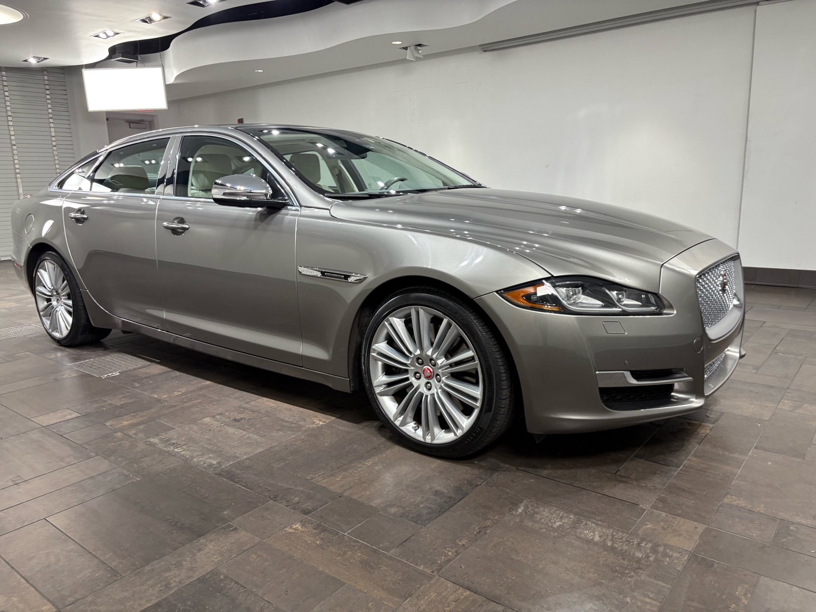 2017 Jaguar XJ L Supercharged photo 29