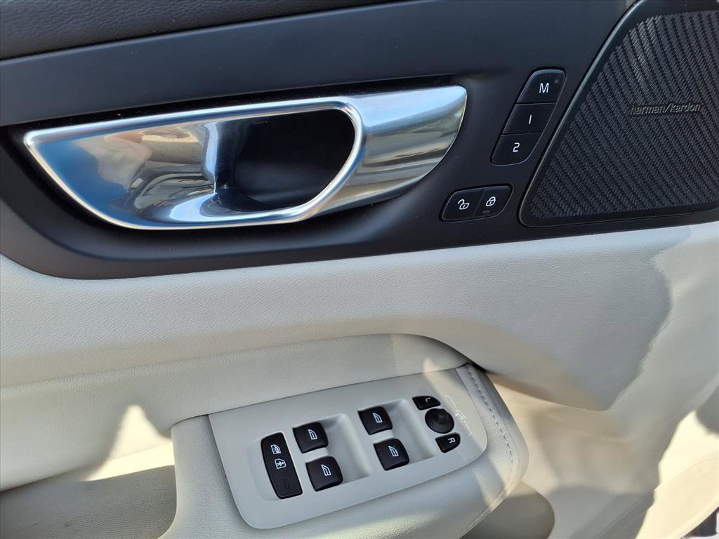 2022 Volvo XC60 B5 Inscription photo 16