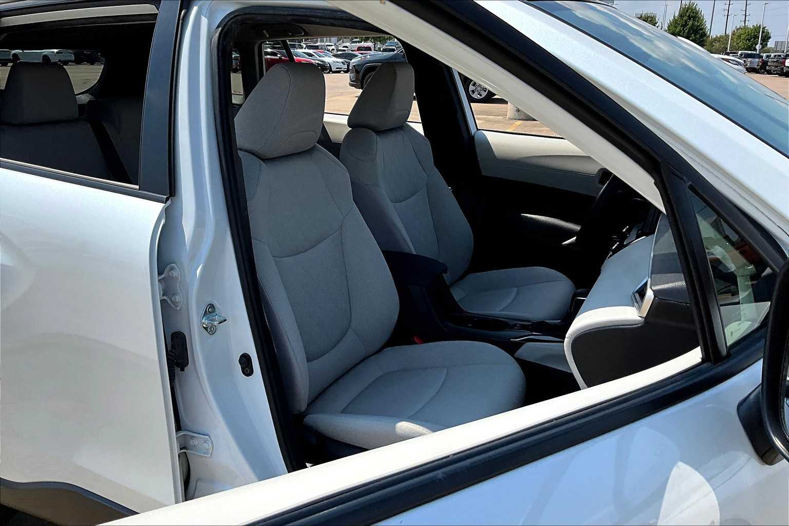 2023 Toyota Corolla Cross LE photo 8